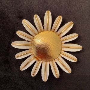 Vintage signed AVON 1970’s Gold tone enamel Daisy Perfume glacé Locket Brooch